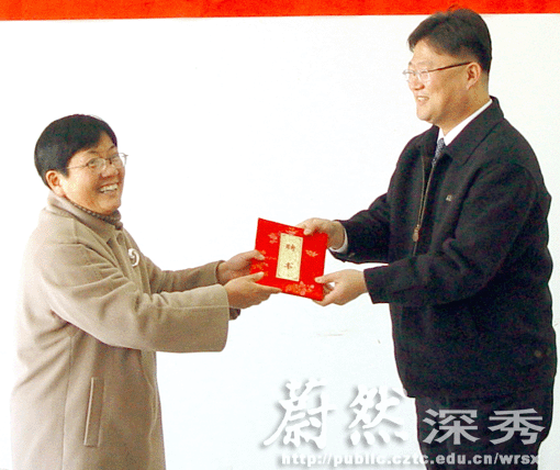 　上图为院领导邱克教授（左）为金镇宇先生（右）颁发客座教授聘书　 